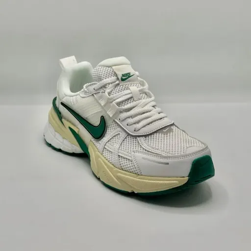 کتونی نایکی وی ۲ کی ران (Nike V2K Run) - رویه توری تنفس‌پذیر سفید با سووش سبز زمردی و زیره لژدار طبی vintage | مستر کوالیتی