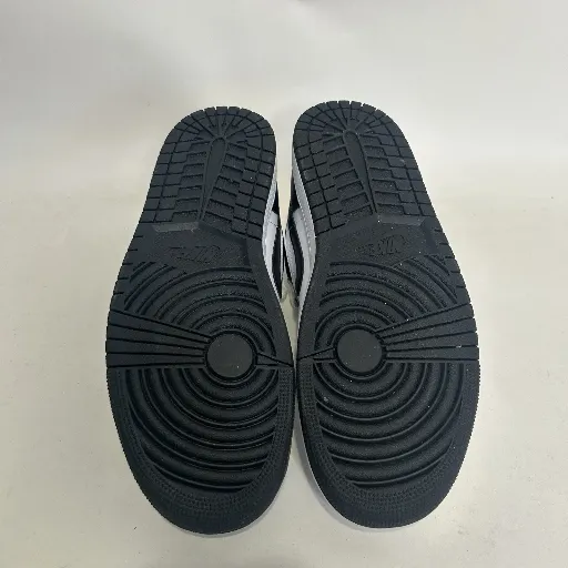 کتونی نایکی ایر جردن ۱ لو (Nike Air Jordan 1 Low) - رویه چرمی تمام سفید با سووش و پاشنه مشکی | مستر کوالیتی