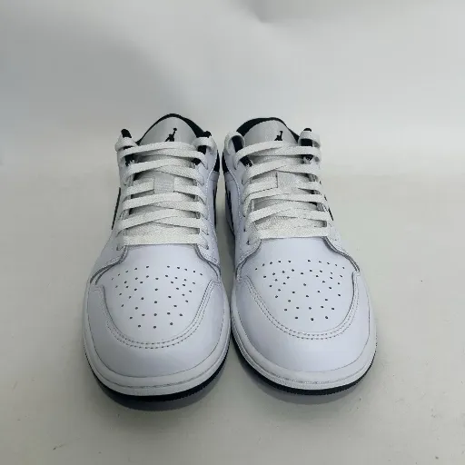 کتونی نایکی ایر جردن ۱ لو (Nike Air Jordan 1 Low) - رویه چرمی تمام سفید با سووش و پاشنه مشکی | مستر کوالیتی