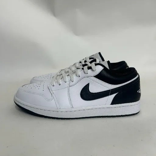 کتونی نایکی ایر جردن ۱ لو (Nike Air Jordan 1 Low) - رویه چرمی تمام سفید با سووش و پاشنه مشکی | مستر کوالیتی