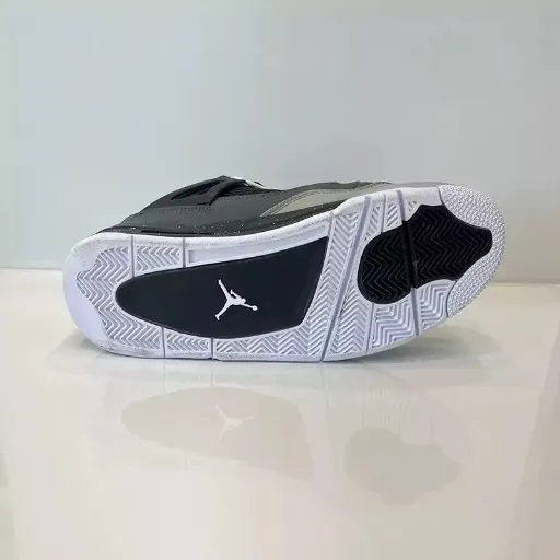 کتونی زنانه نایکی ایر جردن ۴ (Nike Air Jordan 4 Grey Black Women) - رویه جیر و چرم چندلایه مشکی، طوسی با زیره کپسول‌دار | مستر کوالیتی