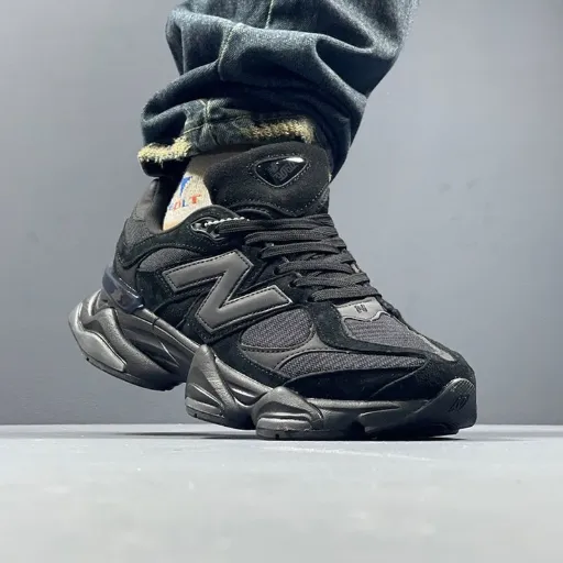 کتونی نیوبالانس ۹۰۶۰ تمام مشکی (New Balance 9060 Triple Black / Black Castlerock) - رویه جیر و مش تنفس‌پذیر با زیره حجیم طبی ABZORB | مستر کوالیتی