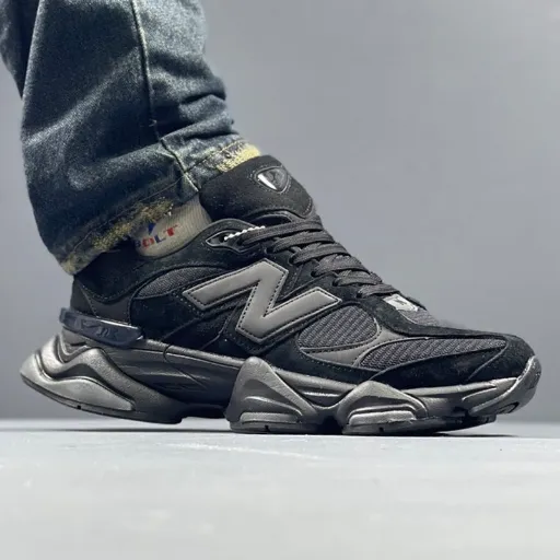 کتونی نیوبالانس ۹۰۶۰ تمام مشکی (New Balance 9060 Triple Black / Black Castlerock) - رویه جیر و مش تنفس‌پذیر با زیره حجیم طبی ABZORB | مستر کوالیتی