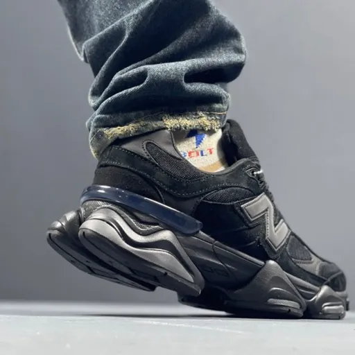 کتونی نیوبالانس ۹۰۶۰ تمام مشکی (New Balance 9060 Triple Black / Black Castlerock) - رویه جیر و مش تنفس‌پذیر با زیره حجیم طبی ABZORB | مستر کوالیتی
