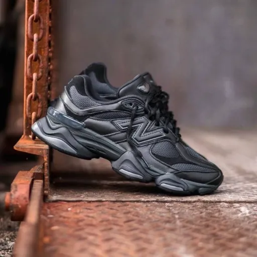 کتونی نیوبالانس ۹۰۶۰ تمام مشکی (New Balance 9060 Triple Black / Black Castlerock) - رویه جیر و مش تنفس‌پذیر با زیره حجیم طبی ABZORB | مستر کوالیتی