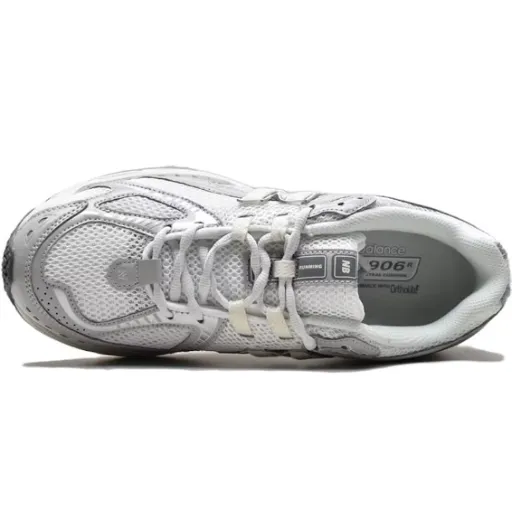 کتونی نیوبالانس ۱۹۰۶ (New Balance 1906R White Metallic Silver Grey) - رویه اسپیسر تنفس‌پذیر سفید و طوسی با زیره طبی N-ergy | مستر کوالیتی