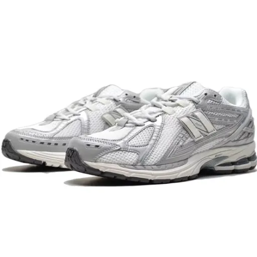 کتونی نیوبالانس ۱۹۰۶ (New Balance 1906R White Metallic Silver Grey) - رویه اسپیسر تنفس‌پذیر سفید و طوسی با زیره طبی N-ergy | مستر کوالیتی