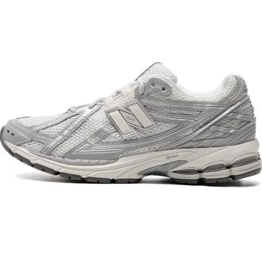 کتونی نیوبالانس ۱۹۰۶ (New Balance 1906R White Metallic Silver Grey) - رویه اسپیسر تنفس‌پذیر سفید و طوسی با زیره طبی N-ergy | مستر کوالیتی