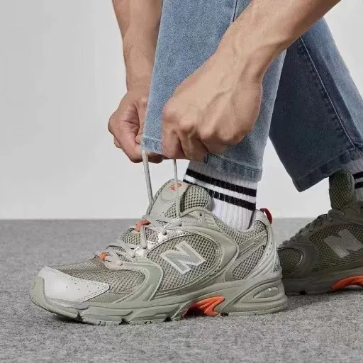 کتونی نیوبالانس ۵۳۰ سبز طوسی (New Balance 530 Green / Grey Light) - رویه اسپیسر تنفس‌پذیر طوسی با پنل‌های سبز و زیره طبی ABZORB | مستر کوالیتی
