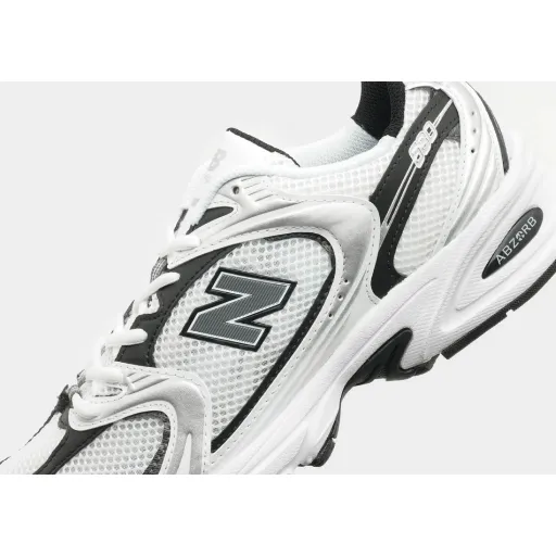 کتونی نیوبالانس ۵۳۰ سفید مشکی (New Balance 530 White Black Silver) - رویه اسپیسر تنفس‌پذیر سفید با پنل‌های مشکی و زیره طبی ABZORB | مستر کوالیتی