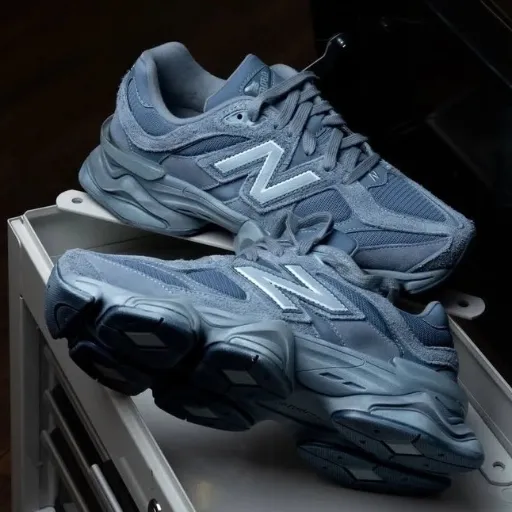 کتونی نیوبالانس ۹۰۶۰ تمام طوسی (New Balance 9060 Slate Blue / Grey Mono) - رویه جیر و مش تنفس‌پذیر طوسی و زیره حجیم طبی ABZORB | مستر کوالیتی