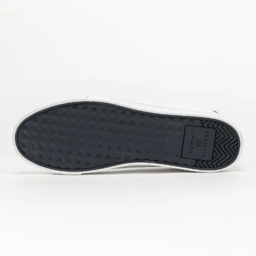 کتونی تامی هیلفیگر (Tommy Hilfiger White Navy Heel Tab) - رویه چرم سفید با پشت پاشنه سرمه‌ای و لوگوی پرچم | مستر کوالیتی