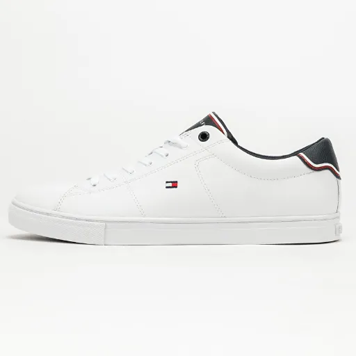کتونی تامی هیلفیگر (Tommy Hilfiger White Navy Heel Tab) - رویه چرم سفید با پشت پاشنه سرمه‌ای و لوگوی پرچم | مستر کوالیتی
