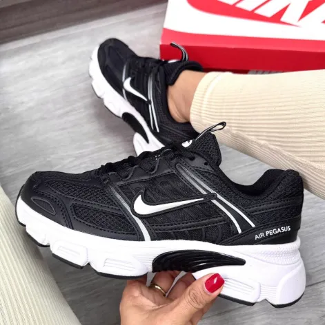کتونی نایکی وی ۳ کی ایر پگاسوس (Nike V2K Run / Air Pegasus Black White) - رویه ترکیبی مش و چرم مشکی زیره سفید | مستر کوالیتی