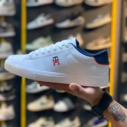 کتونی تامی هیلفیگر کژوال (Tommy Hilfiger White Navy Embroided) - رویه چرم سفید با پشت پاشنه سرمه‌ای و لوگوی گلدوزی | مستر کوالیتی