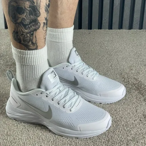 کتونی نایکی وینفلو (Nike Winflo White Metallic Silver) - رویه پارچه مش اسپورت تمام سفید با سووش نقره‌ای | مستر کوالیتی