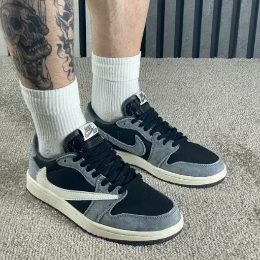 کتونی ایر جردن ۱ لو تراویس اسکات (Air Jordan 1 Low x Travis Scott Black Grey Women) - رویه ترکیبی جیر و چرم مشکی طوسی زنانه | مستر کوالیتی