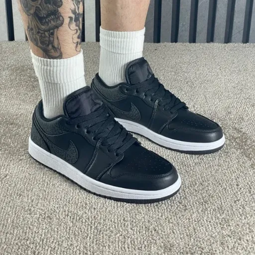 کتونی ایر جردن ۱ ساق‌کوتاه (Air Jordan 1 Low Black Snakeskin Women) - رویه چرم طرح پوست ماری | مستر کوالیتی