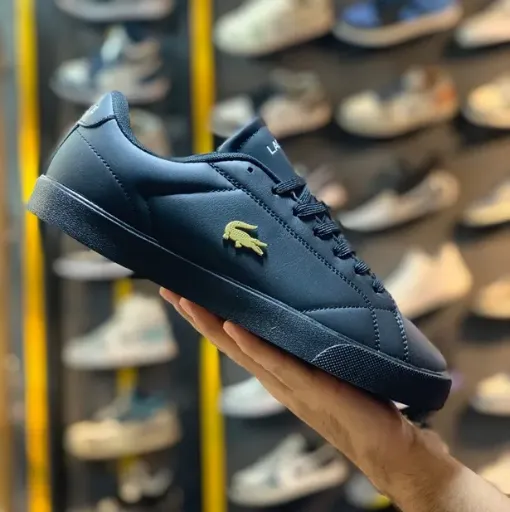 کتونی لاکوست کژوال (Lacoste Carnaby / Lerond Triple Black) - رویه چرم مشکی با تمساح فلزی طلایی و زیره تخت | مستر کوالیتی