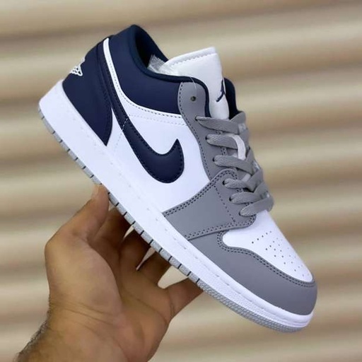 کتونی نایکی ایر جردن ۱ لو (Nike Air Jordan 1 Low) - رویه چرمی سفید، طوسی و سرمه‌ای | مستر کوالیتی