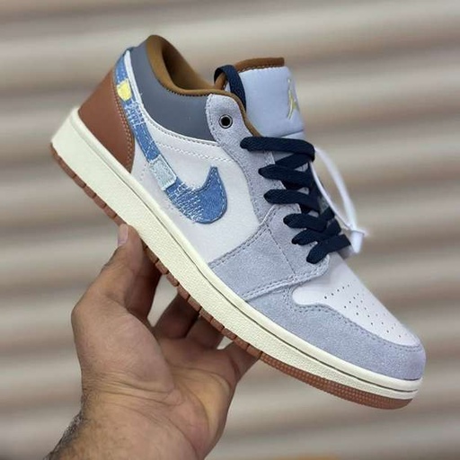 کتونی نایکی ایر جردن ۱ لو (Nike Air Jordan 1 Low Denim Brown) - رویه چرم و جیر طوسی، پاشنه چرم قهوه‌ای و لوگوی سووش جین آبی | مستر کوالیتی