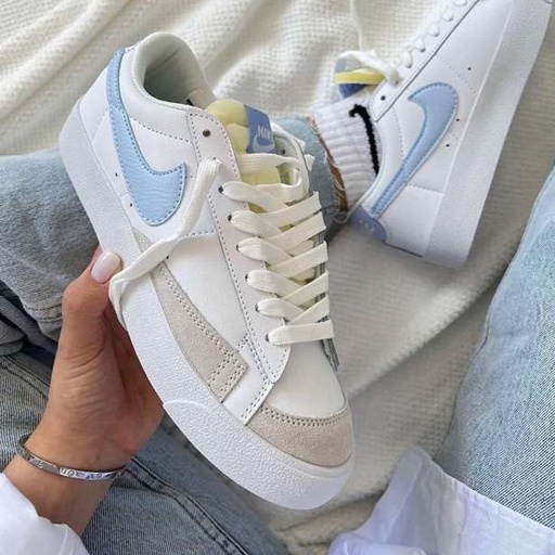 کتونی نایکی بلیزر لو (Nike Blazer Low '77 Vintage) - رویه چرم سفید با سووش آبی آسمانی، پنل‌های جیر طوسی روشن و زبانه اسفنجی نوستالژیک | مستر کوالیتی