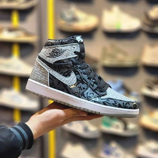 کتونی نایکی ایر جردن ۱ ساق‌دار ربیلیونر (Nike Air Jordan 1 High Rebellionaire) - رویه چرمی مشکی-طوسی با متن سرتاسری و ضربدر قرمز پاشنه | مستر کوالیتی