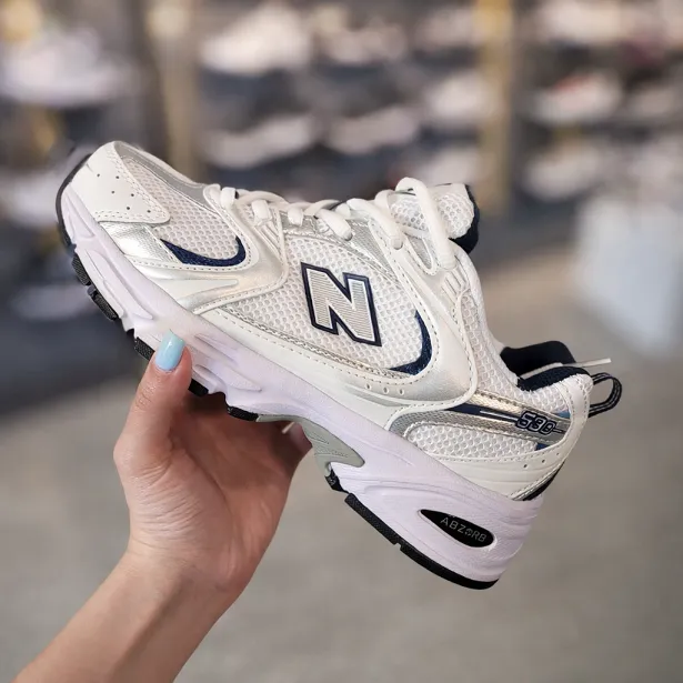 کتونی نیوبالانس ۵۳۰ (New Balance 530 White Navy Silver) - رویه اسپیسر تنفس‌پذیر سفید با پنل‌های سرمه‌ای و زیره طبی ABZORB | مستر کوالیتی