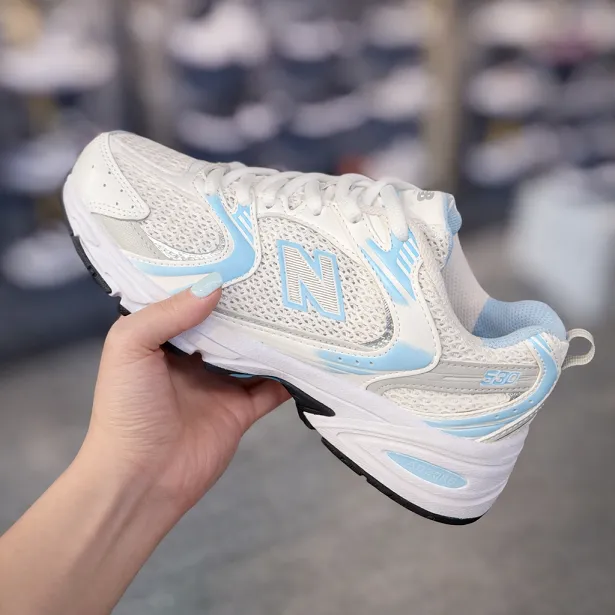 کتونی زنانه نیوبالانس ۵۳۰ (New Balance 530 White Sky Blue) - رویه اسپیسر تنفس‌پذیر سفید با جزئیات آبی زیره طبی لژدار | مستر کوالیتی