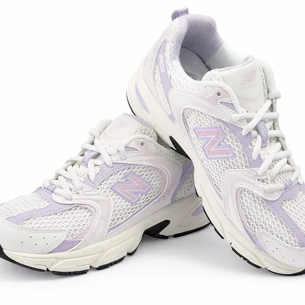 کتونی زنانه نیوبالانس ۵۳۰ (New Balance 530 White Lilac / Lavender) - رویه اسپیسر تنفس‌پذیر سفید با پنل‌های یاسی با زیره طبی ABZORB | مستر کوالیتی