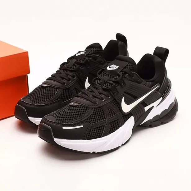 کتونی زنانه نایکی وی ۲ کی ران (Nike V2K Run) - رویه توری تنفس‌پذیر مشکی با سووش سفید و زیره لژدار طبی | مستر کوالیتی