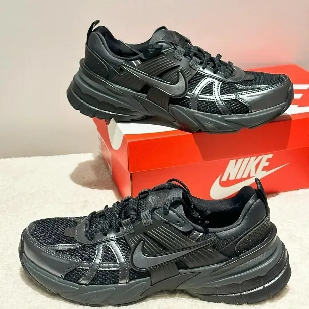 کتونی زنانه نایکی وی ۲ کی ران (Nike V2K Run) - رویه توری تنفس‌پذیر تمام مشکی با لوگوی سه‌بعدی و زیره لژدار طبی | مستر کوالیتی