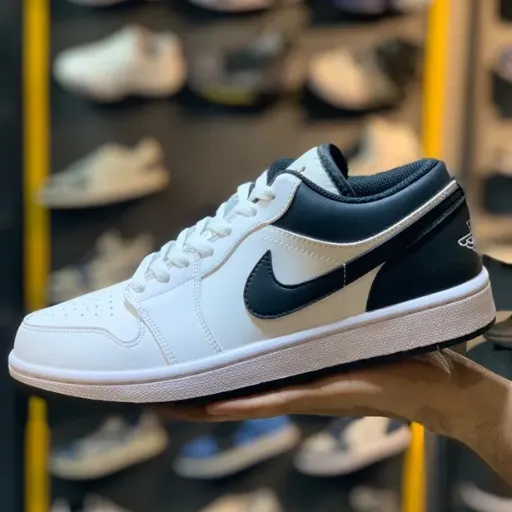 کتونی نایکی ایر جردن ۱ لو (Nike Air Jordan 1 Low) - رویه چرمی تمام سفید با سووش و پاشنه مشکی | مستر کوالیتی