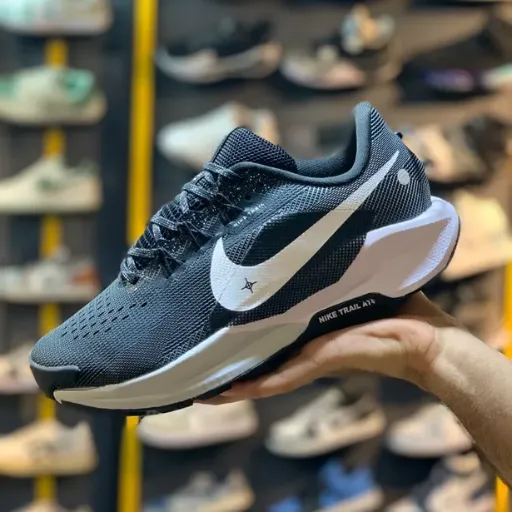کتونی نایکی پگاسوس تریل (Nike Air Zoom Pegasus Trail) - رویه تنفس‌پذیر مشکی با سووش بزرگ سفید و زیره طبی | مستر کوالیتی