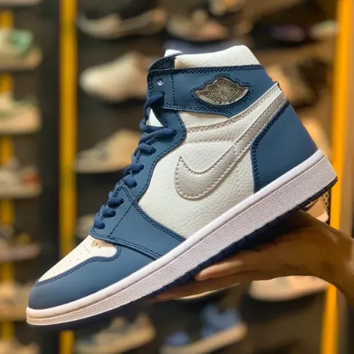 کتونی نایکی ایر جردن ۱ های (Nike Air Jordan 1 High) - ترکیب رنگ سرمه‌ای و سفید | مستر کوالیتی