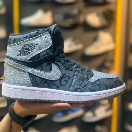 کفش کتانی ساق‌دار نایکی ایر جردن ۱ مدل Nike Air Jordan 1 Retro High - طرح‌دار مشکی طوسی | مستر کوالیتی