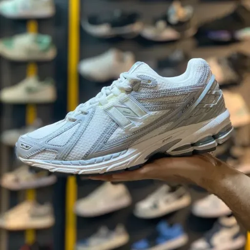 کتونی نیوبالانس ۱۹۰۶ (New Balance 1906R White Metallic Silver Grey) - رویه اسپیسر تنفس‌پذیر سفید و طوسی با زیره طبی N-ergy | مستر کوالیتی