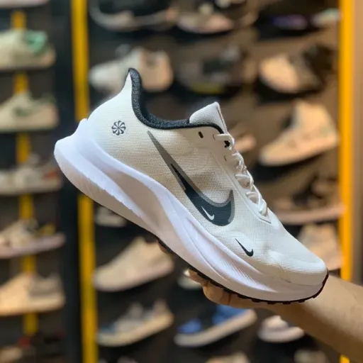 کتونی نایکی ایر زوم طرح اشکی (Nike Air Zoom) - رویه پارچه‌ای تنفس‌پذیر سفید با لوگوی مشکی و زیره لژدار | مستر کوالیتی