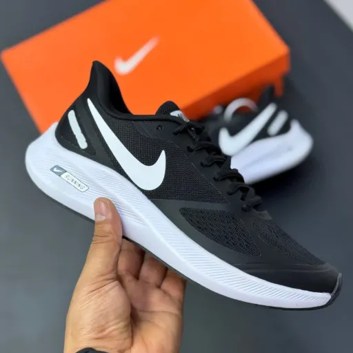 کتونی نایکی ایر زوم گاید (Nike Air Zoom Structure / Guide) - رویه پارچه‌ای تنفس‌پذیر مشکی با لوگوی سووش و زیره لژدار طبی سفید | مستر کوالیتی