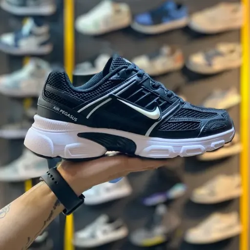 کتونی نایکی وی ۳ کی ایر پگاسوس (Nike V2K Run / Air Pegasus Black White) - رویه ترکیبی مش و چرم مشکی زیره سفید | مستر کوالیتی